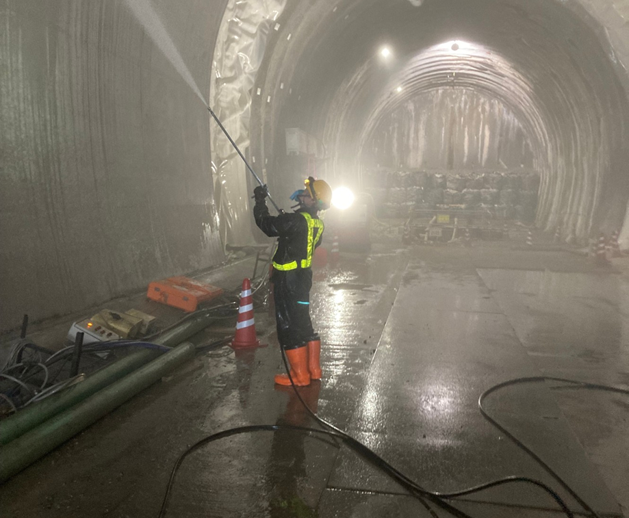 トンネル壁面清掃