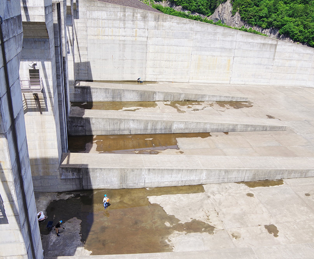 ダム現場における岩盤清掃